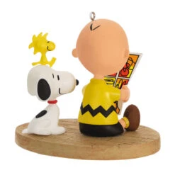Hallmark The Peanuts® Gang Sunday Morning Funnies Ornament -Ornament Shop Charlie Brown Reading Comics Keepsake Ornament 2199QXI7039 06